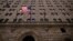 Bendera AS tampak di kantor Federal Reserve Bank di New York (foto: dok). 