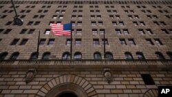 Autoridades de la Fed se concentran en ajustes de estrategia económica por la crisis del coronavirus.