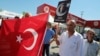 Người dân biểu tình bên ngoài tòa án Thổ Nhĩ Kỳ khi 500 nghi phạm bị cáo buộc gây ra vụ âm mưu đảo chính thất bại vào năm 2016, mà Ankara đổ lỗ cho giáo sĩ Fethullah Gulen, có trụ sở tại Hoa Kỳ, cầm đầu.