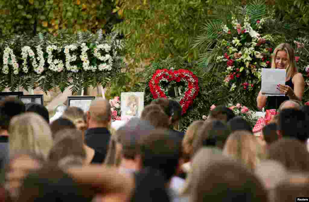 Un pariente habla durante el funeral de Rhonita Miller y sus hijos Howard, Kristal, Titus y Teana, quienes fueron asesinados por asaltantes desconocidos. El funeral se celbró en la comunidad La Mora, estado de Sonora, el jueves 7 de noviembre de 2019.