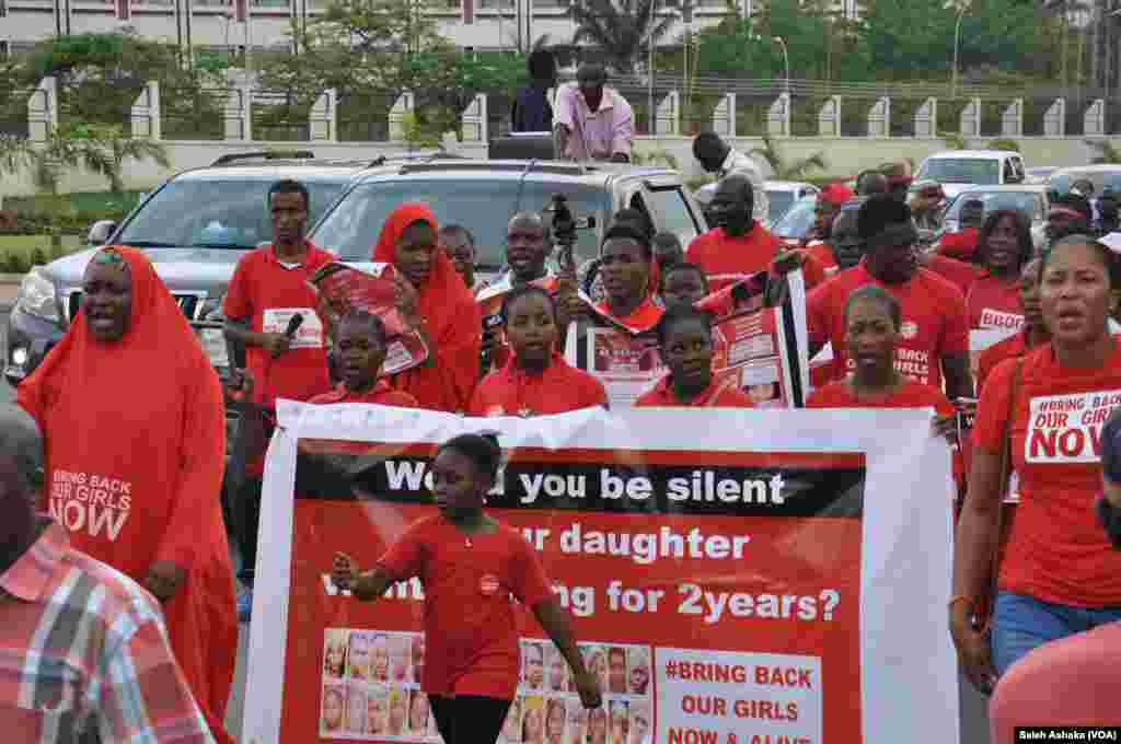 Maandamano ya kuadhimisha miaka miwili tangu kutekwa kwa wasichana wa Chibok yaliyofanyika Abuja, Nigeria April 14, 2016.