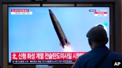 2일 한국 서울역에 설치된 TV에서 북한의 미사일 발사 뉴스가 나오고 있다.