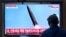 Seorang pengunjung menyaksikan berita peluncuran misil Korea Utara yang ditayangkan di sebuah TV di Stasiun Kereta Seoul, Korea Selatan, 2 Juli 2024. (Foto: Ahn Young-joon/AP Photo)