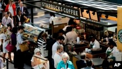 Starbucks asegura que seguirá sirviendo a todos sus clientes, pero quieren que quede claro que no apoyan a los que porten armas de fuego a sus locales.