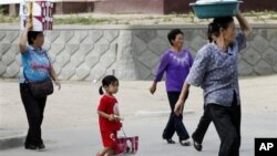 지난 2011년 북한 라선의 자유무역지대에서 북한 여성들이 매매 물품을 머리에 이고 걸어가고 있다.