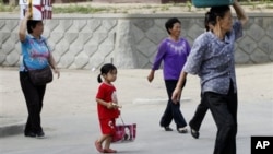 지난 2011년 북한 라선 장마당으로 향하는 주민들. (자료사진) 