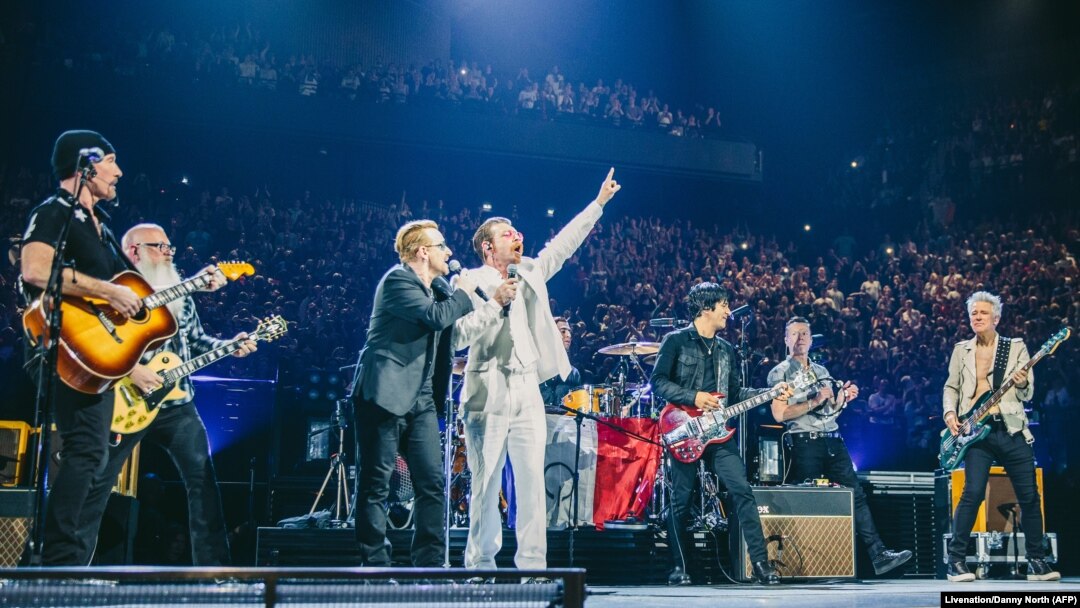 Penyanyi Bono dan grup band U2 tampil bersama band rock "Eagles of Death Metal" di AccorHotels Arena, Paris Senin malam (7/12).
