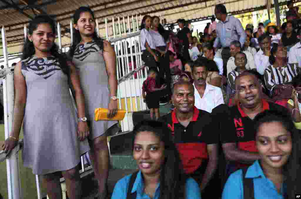 اجتماع صدها دوقلو برای به دست آوردن یک رکورد جهانی از تجمع دوقلوها در یک مکان در کلمبو، سری&zwnj;لانکا