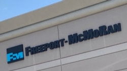 FILE: Logo perusahaan tambang tembaga Freeport-McMoRan Inc di kantor mereka di Phoenix, Arizona, Amerika Serikat, 30 Juni 2022. (Ernest Scheyder/REUTERS)