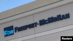 FILE: Logo perusahaan tambang tembaga Freeport-McMoRan Inc di kantor mereka di Phoenix, Arizona, Amerika Serikat, 30 Juni 2022. (Ernest Scheyder/REUTERS)