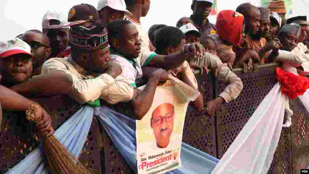 Les partisans du candidat à la présidentielle nigériane, Muhammadu Buhari tiennent une affiche de la campagne avec sa sa photo, le 19 janvier à Kaduna, au Nigeria. (Chris Stein pour VOA Nouvelles)