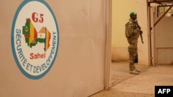 Un soldat de l'armée malienne monte la garde devant le poste de commandement de la Force régionale d’Afrique de l'Ouest G5-Sahel, à Sevare, 30 mai 2018.