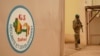 Un soldat de l'armée malienne monte la garde devant le poste de commandement de la Force régionale d’Afrique de l'Ouest G5 Sahel, à Sévaré , 30 mai 2018.