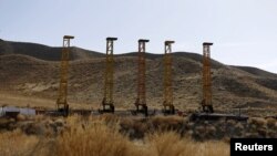 Peralatan dan mesin yang dipasang oleh ekskavator China terlihat di dekat tambang tembaga di Mes Aynak, Afghanistan. Pada Juli 2021, China telah mengirim pesawat untuk membawa pulang 210 warganya dari Afghanistan, (Foto: Reuters)