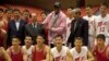 Dennis Rodman chụp ảnh cùng với các vận động viên bóng rổ và các viên chức chính phủ trong một buổi luyện tập, 20/12/13