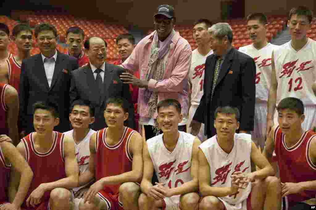 지난 2013년 12월 평양을 방문한 전 미국 프로농구 선수 데니스 로드먼(가운데)이 북한 고위관리, 농구선수들과 함께 기념사진을 촬영했다.
