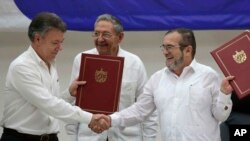 Los negociadores del gobierno de Juan Manuel Santos y las Farc sellaron un acuerdo sobre el cese al fuego bilateral y definitivo, además del desarme de los rebeldes.