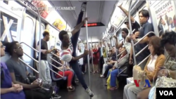 華夫生活娛樂的藝人在紐約地鐵車廂裡面表演