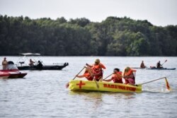 Lomba balap perahu gila di Sungai Danube di Harta, Hungaria, 14 Agustus 2021. (REUTERS/Marton Monus)