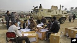 埃及選務官員星期三在開羅清點選票