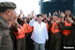 김정은 북한 국무위원장이 지난 8월 잠수함발사탄도미사일(SLBM) 시험발사를 참관했다며, 관영 조선중앙통신이 사진을 공개했다.