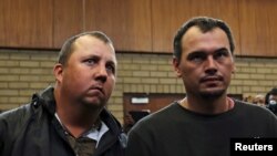 Theo Martins e Willem Oosthuizen no tribunal