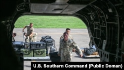 Leşkerên Amerîkî yên ji 'Joint Task Force-Bravo,' alîkarîyê digihînin qurbaniyên erdhejên Venezuelayê