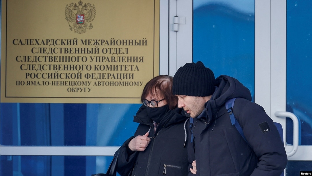 Lyudmila Navalnaya, mẹ của nhà lãnh đạo đối lập Nga quá cố Alexei Navalny, và luật sư Alexei Tsvetkov bước ra khỏi văn phòng cơ quan khu vực của Ủy ban Điều tra ở thành phố Salekhard, Vùng Yamal-Nenets, Nga, ngày 19 tháng 2 năm 2024.