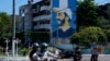 ARCHIVO: Vista de San Salvador, la capital de El Salvador, con una imagen del presidente Nayib Bukele dibujada en la fachada de un edificio residencial el 17 de noviembre de 2023.