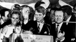 Senador democrata (NY) fala a trabalhadores da sua campanha presidencialno Hotel Ambassador em Los Angeles pouco antes de ser assassinado numa sala adjacente , 5 junho1968 (arquivo, AP)