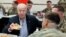 Tổng thống Mỹ Joe Biden gặp gỡ Sư đoàn Dù 82 của Mỹ đóng ở Ba Lan hôm 25/3.