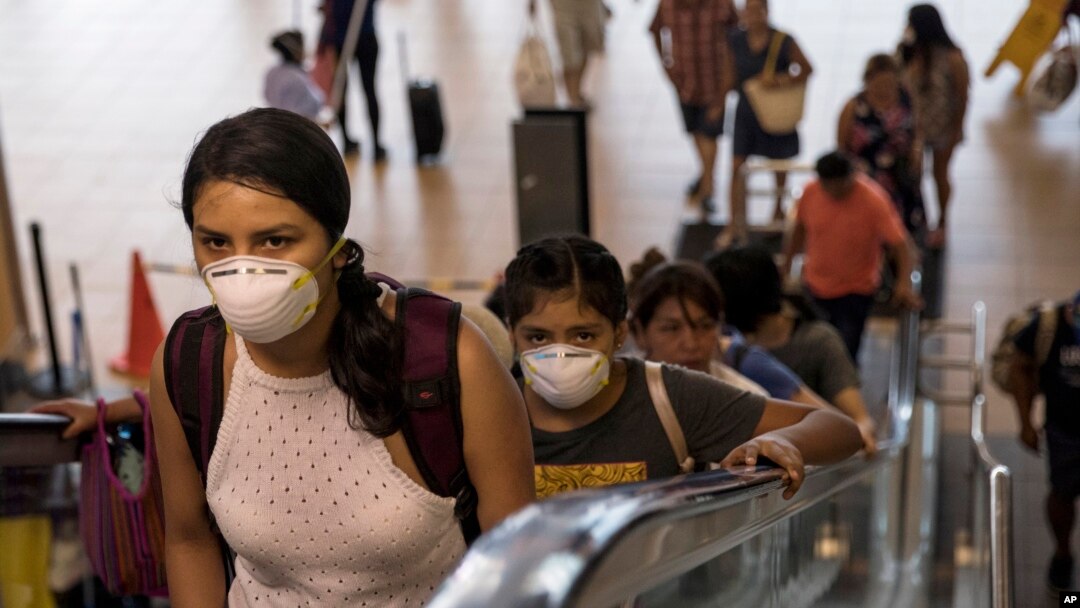 Hành khách đeo khẩu trang trong sân bay quốc tế ở Lima, Peru, ngày 6 tháng 3, 2020. Peru ngày thứ Sáu báo cáo ca nhiễm virus corona đầu tiên ở nước này.