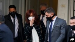 La vicepresidenta Cristina Fernández deja el tribunal en las afueras de Buenos Aires, Argentina, el lunes 8 de junio de 2020.