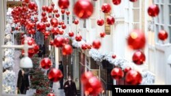 24일 영국 런던의 벌링턴 아케이드에 성탄 장식이 걸려있다.