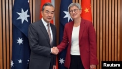 Menteri Luar Negeri China Wang Yi bertemu dengan Menteri Luar Negeri Australia Penny Wong di Canberra. (Foto: via Reuters)