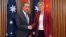 Menteri Luar Negeri China Wang Yi bertemu dengan Menteri Luar Negeri Australia Penny Wong di Canberra. (Foto: via Reuters)