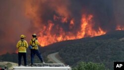 Un equipo de bomberos en el condado de San Luis Obispo se mantiene alerta ante el avance de un incendio forestal el 31 de julio de 2018.