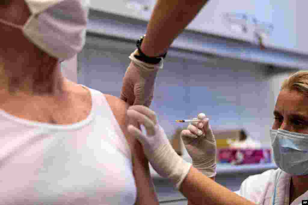 مقامات مجارستان نیز واکسیناسیون کرونا را با واکسن روسی آغاز کرده‌اند. هنوز سازمان جهانی بهداشت این واکسن را تائید نکرده است. 