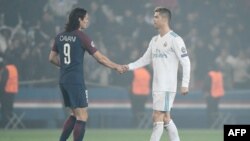 Cristiano Ronaldo, à droite, serre la main d'Edinson Cavani du PSG, à la fin du match retour des 8e de finale de la Champions League, au Parc des Princes, Paris, 6 mars 2018.