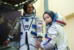 Aktris Yulia Peresild, anggota ekspedisi 66 Stasiun Luar Angkasa Internasional (ISS), menghadiri pelatihan pemeriksaan kompleks di Pusat Pelatihan Kosmonot Gagarin di Star City di luar Moskow, 9 September 2021. (AFP)
