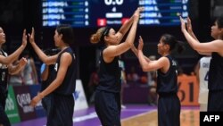 30일 인도네시아에서 열린 2018 자카르타-팔렘방 아시안게임 여자농구 4강전에서 남북단일팀이 타이완을 상대로 승리한 후 기뻐하고 있다. 