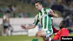 Fernando Varela du Real Betis en duel avec Mohamed Sissoko de Liverpool au cours du match de la Ligue des champions entre leurs équipes au stade Manuel Ruiz de Lopera à Séville, Espagne, 13 septembre 2017. 