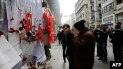 Warga melihat memorial di lokasi ledakan bunuh diri di Istiklal Street, Istanbul (20/3). (AFP/Yasin Akgul)