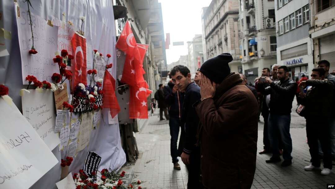 Warga melihat memorial di lokasi ledakan bunuh diri di Istiklal Street, Istanbul (20/3). (AFP/Yasin Akgul)