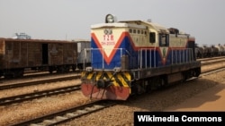 Sebuah lokomotif sedang terparkir di jalur rel kereta Perusahaan Kereta Api Tazaara di Stasiun Kereta Api New Kapiri Mposhi, di Zambia, 18 Agustus 2012. (Foto: David Brossard, Wikimedia Commons)