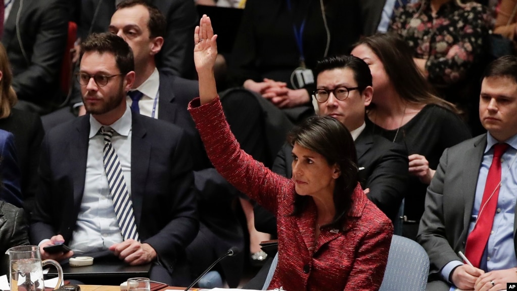 Đại sứ Mỹ tại Liên Hiệp Quốc Nikki Haley giơ tay biểu quyết chống một dự thảo nghị quyết được Nga giới thiệu trong một cuộc họp của Hội đồng Bảo an, ngày 10 tháng 4, 2018, tại trụ sở của hội đồng ở New York, Mỹ.