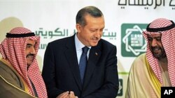 Turkish Prime Minister Recep Tayyip Erdogan, center, shakes hands with Kuwait's Prime Minister Sheikh Nasser Mohammed Al Ahmed Al Sabah, (l) and deputy Prime Minister for Economic Affairs, Sheikh Ahmad Fahad Al Sabah (r) in Kuwait City, 11 Jan 2011