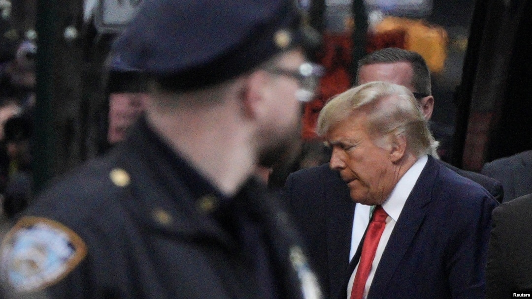 Bivši predsednik Donald Tramp ulazi u Trampovu kulu dan pred saslušanje, 3. april 2023.