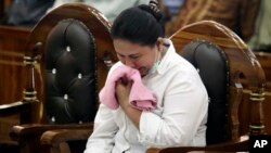 Meiliana (44 tahun), perempuan keturunan Tionghoa yang beragama Budha, menangis dalam pembacaan vonis kasus penistaan agama di pengadilan negeri Medan, Sumatra, Selasa (21/8).