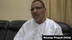 Mohamed Bazoum, ministre nigérien de l'Intérieur, dans son bureau, Niamey, le 21 avril 2017 (VOA/Nicolas Pinault)